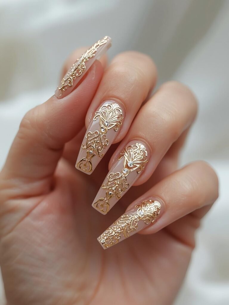 gold_filigree_nails